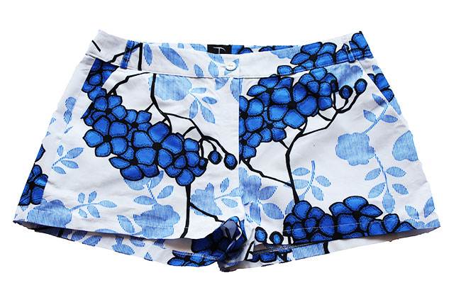 Taye-african-print-shorts-Afrykanskie-szorty-moda-polsce-white-blue-flower-front
